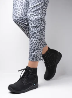Wolky Whynot - zwart nubuck<DAMES Hoge Veterschoenen|Wandelschoenen