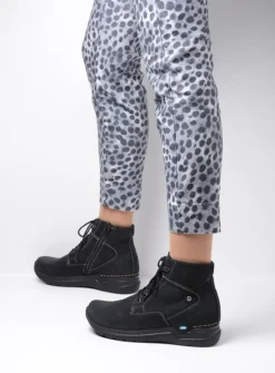 Wolky Whynot - zwart nubuck<DAMES Hoge Veterschoenen|Wandelschoenen